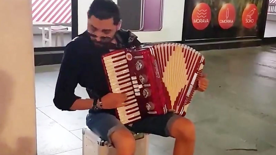 هنرنمایی نوازنده خیابانی اهل بلگراد